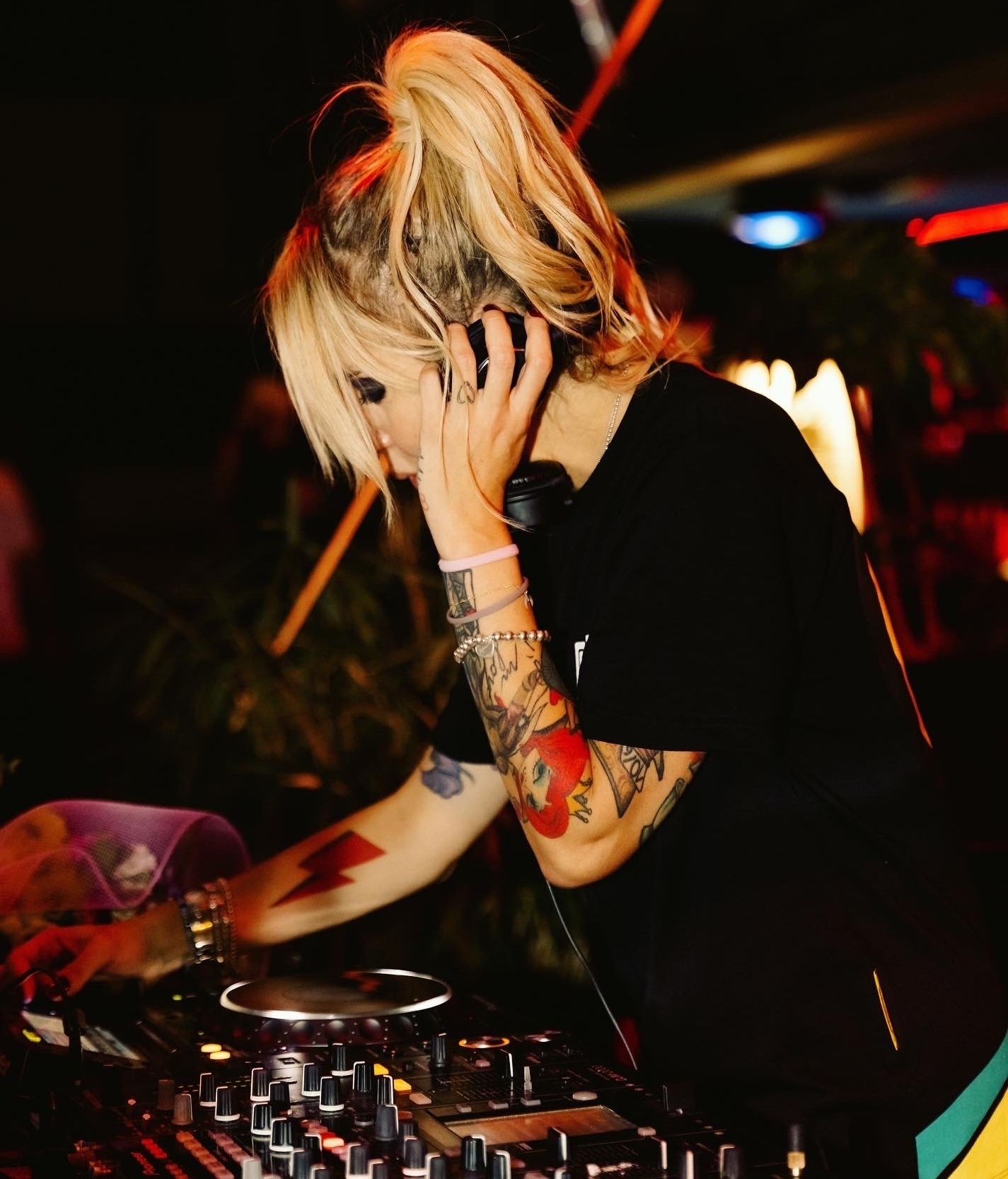 Nora Bee Dj