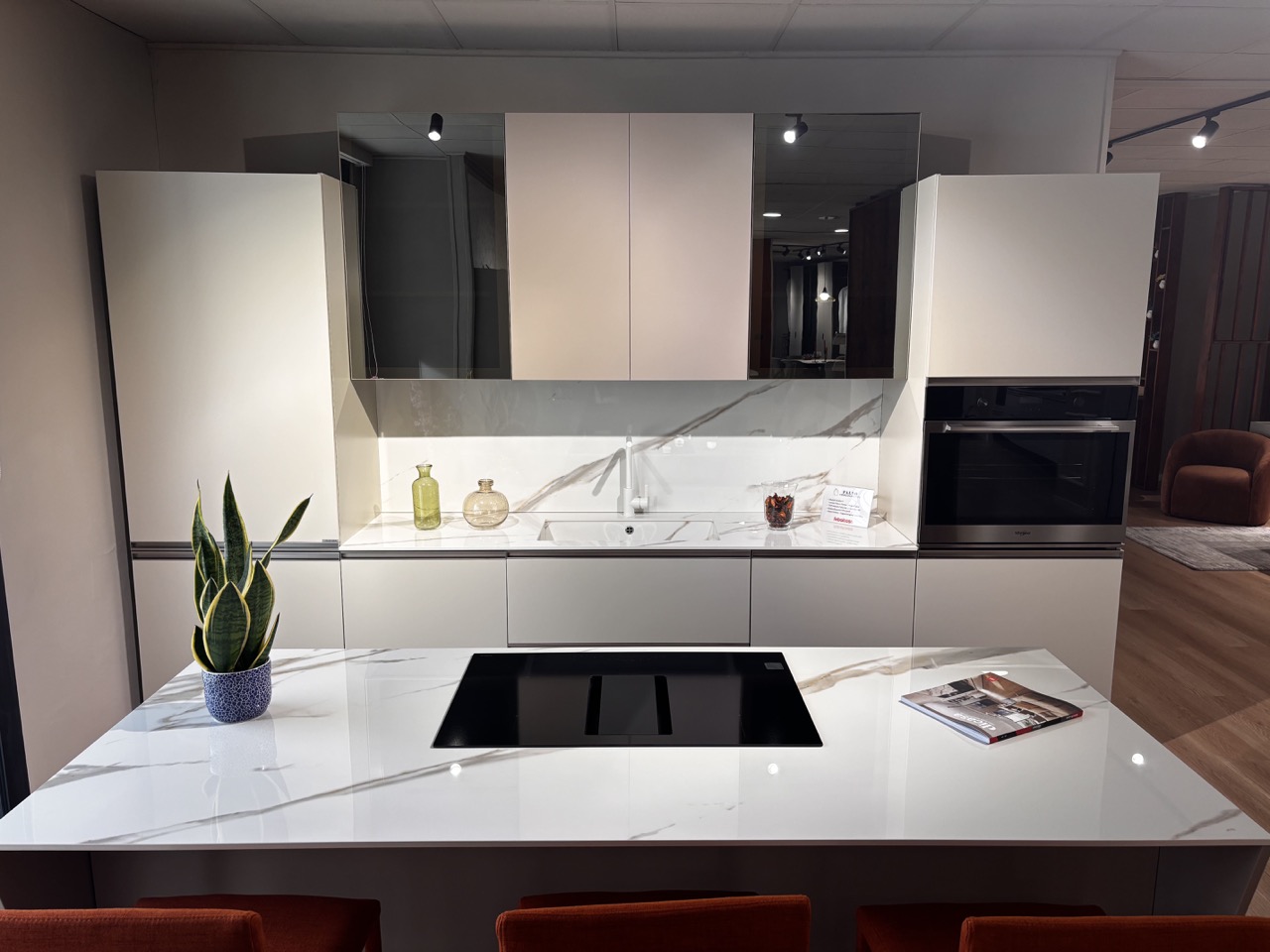 cucina-moderna-con-ante-vetro-fumé