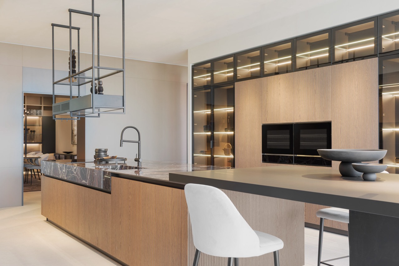 cucina-moderna-chiara-con-ante-in-vetro